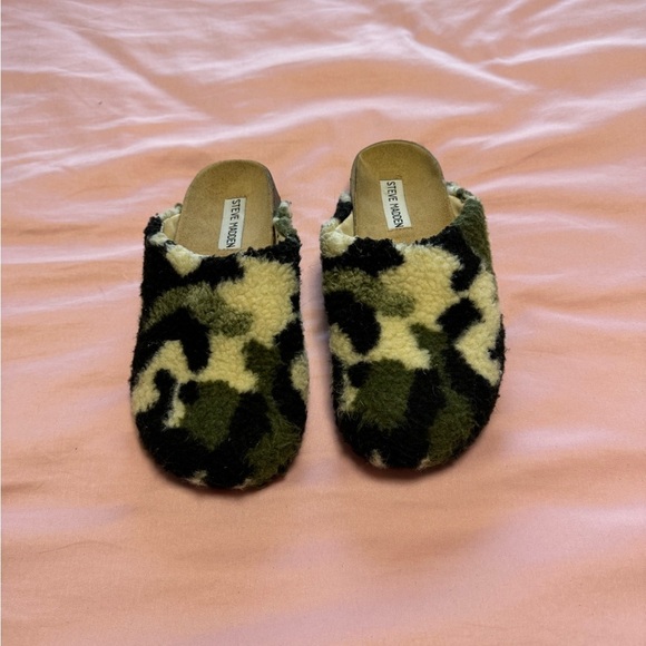 Steve Madden Shoes - Steve Madden | Camo Print Slides | size 8